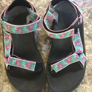 Teva totally turtles water sandals in pink / teal.